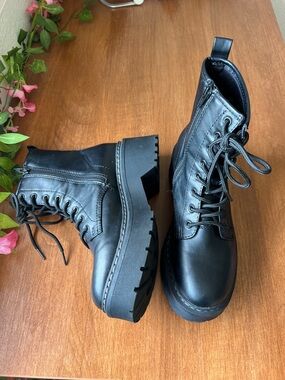 Wild fable Black Combat Lace-Up Platform Boots w 8.5